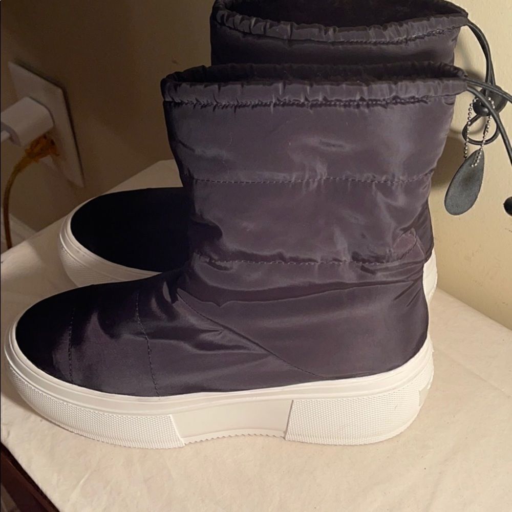 New J/slides NYC water repellent black boots